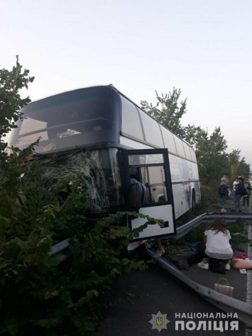 На Харьковщине рейсовый автобус с пассажирами «влетел» в отбойник: водителя без сознания доставили в больницу, - ФОТО