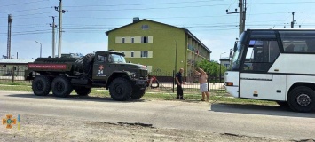 На запорожском курорте автобус, который ехал за детьми, застрял в грязи - фото