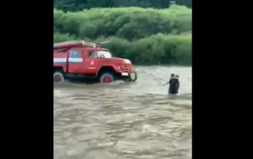 На Закарпатье чрезвычайники на пожарной машине спасли из воды троих детей