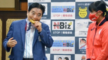 В Японии мэр города "съел" медаль олимпийской чемпионки