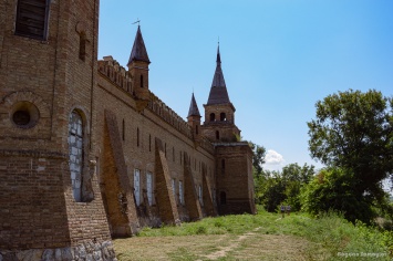 Как в Запорожской области выглядит башня и манеж замка, построенного в XIX веке