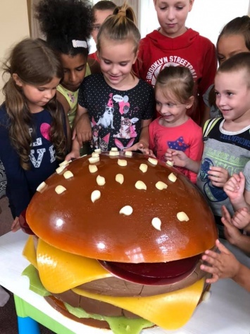 Новомосковскому Дому матери и ребенка подарили гигантский сладкий гамбургер (ФОТО. вИДЕО)