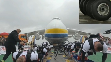 Житель Кривого Рога совместно с другими украинскими стронгсменами установили мировой рекорд сдвинув самый большой самолет в мире