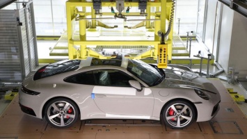 В сети показали процесс сборки нового спортивного Porsche 911 (ВИДЕО)