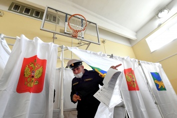 В первый день выборов в РФ отмечают массовое участие в них бюджетников