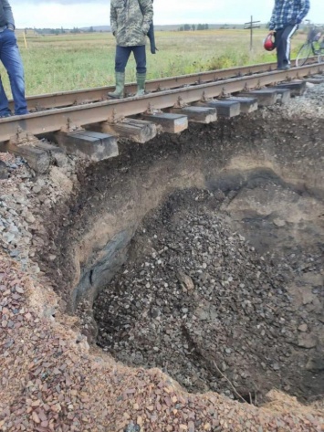 Заметили случайно - в яму под колеей на Буковине засыпали шесть вагонов гравия