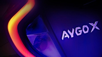 В Интернете появился первый официальный тизер нового кроссовера Toyota Aygo X 2022
