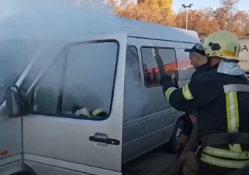 Водитель погиб: на трассе под Днепром вспыхнул микроавтобус (видео)