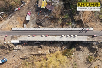 Не ремонтировали более 50 лет: в Дергачах под Харьковом заканчивают ремонт части моста