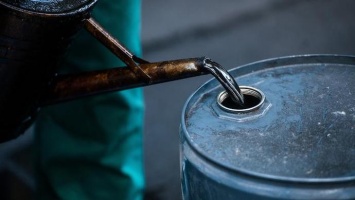 Цены на нефть снижаются на данных о запасах топлива в США