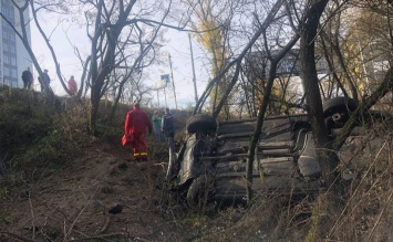 Такси вылетело в кювет в Киевской области. Водитель отправлен в больницу с многочисленными травмами