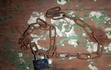В Одесской области работника приковали цепью
