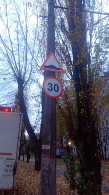 В Кривом Роге устанавливают новые дорожные знаки