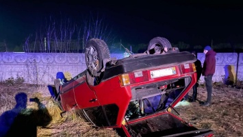 В аварии под Кривым Рогом перевернулся ВАЗ: водителя доставали спасатели