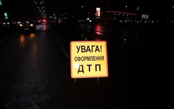 В Киеве такси въехало в дерево