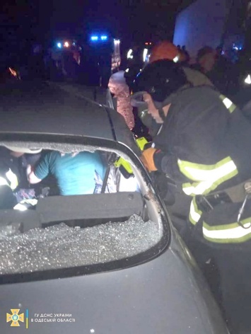ДТП в Одесской области: спасатели вырезали пострадавшую из машины при помощи гидроинструмента