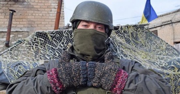 3 тыс. собственноручно вязаных перчаток передала бойцам ООС незрячая волонтерка
