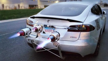 Насколько быстрее Tesla с тремя реактивными двигателями?