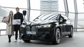 BMW вручила клиентам миллионный электромобиль и пообещала до 2025 года выпустить еще миллион