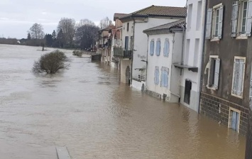 Появились кадры масштабных наводнений во Франции