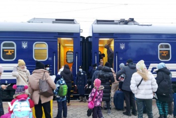Сегодня, 13 декабря, начал курсировать поезд Мариуполь - Рахов через Киев (фото)