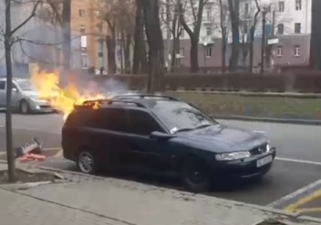 На проспекте Яворницкого прозвучали выстрелы и загорелась легковушка: в полиции прокомментировали случай