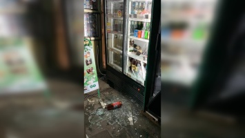 Отоварился: в Кривом Роге в магазине мужчина разбил холодильник и, прихватив пару бутылок, скрылся