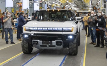 GM выпустила первые электрические пикапы Hummer EV, предназначенные клиентам