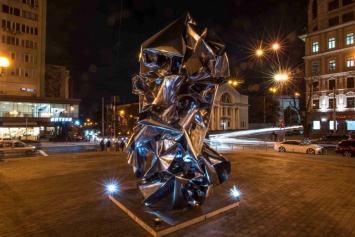 Как киевляне отреагировали на абстрактную инсталляцию около здания Национальной оперы