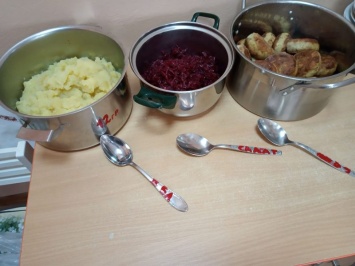 На пищеблоке одной из школ Запорожской области нашли просроченные продукты