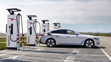 Электрический BMW i4 2022 года может проезжать почти 500 км