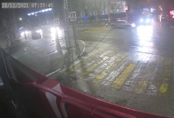 В Симферополе водитель сбил женщину у здания МВД и попытался сбежать