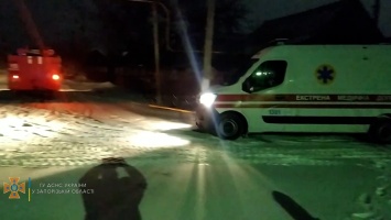 В городе Запорожской области "скорая" застряла в снегу