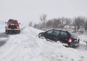 В Запорожье и области спасатели вызволяют водителей из снеговых "ловушек"
