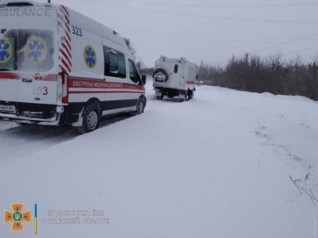 В Одесской области спасатели достали из снежных заносов две скорые помощи и еще шесть машин