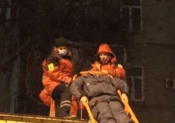Киевские спасатели пытались спустить с крыши мужчину и уронили его - видео