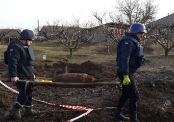 В Запорожской области в саду обнаружили 100-килограммовую авиабомбу