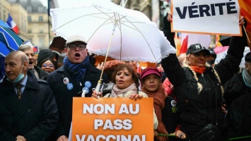Во Франции противники ковидных «пропусков» снова вышли на демонстрации