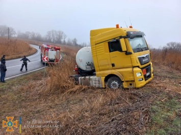 В Одесской области спасатели вытащили четыре машины из снежных заносов