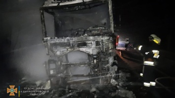 В Днепропетровской области горел грузовик Renault: прицеп удалось спасти