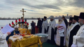 Крещение Господне на Днепре: Предстоятель УПЦ освятил воды реки, киевляне - пили Агиасму и окунались