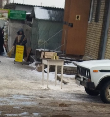 Надо выживать: в оккупированном Алчевске боевики «ЛНР» выставили на продажу армейскую тушенку
