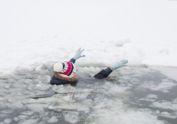 В Днепре на Монастырском острове двое подростков провалились под лед