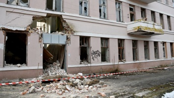 В Никополе козырек здания на улице Запорожской рухнул на тротуар
