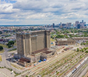 Ford и Google превратят заброшенный вокзал в Детройте в центр разработки электромобилей и систем автономного вождения
