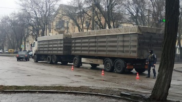 В Никополе на улице Героев Чернобыля мужчина попал под колеса грузовика
