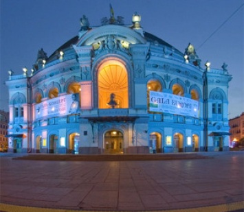 В конце 1920-х годов возле Национального театра оперы в Киеве был книжный базар. Архивное фото