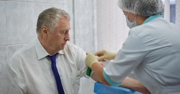 Вакцинировавшийся 8 раз Жириновский заболел коронавирусом
