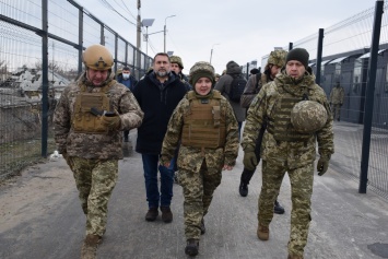 На КПВВ «Станица Луганская» прибыли три иностранных министра: что там делали важные персоны