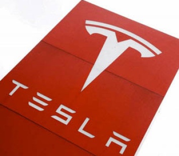 Tesla отзывает электромобили из-за программной ошибки, связанной с обогревом лобового стекла